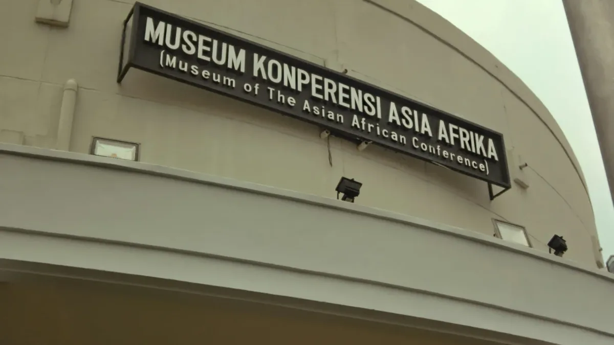 Wisata Sejarah ke Gedung Sate: Lebih Praktis dengan Hiace