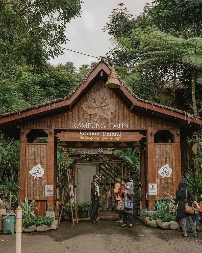 Kulineran di Kampung Daun: Perjalanan Santai dengan Hiace