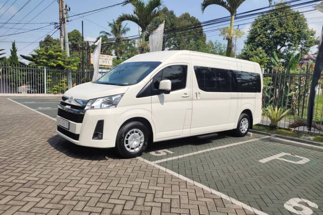 Jelajahi Wisata Seni di NuArt Sculpture Park dengan Hiace